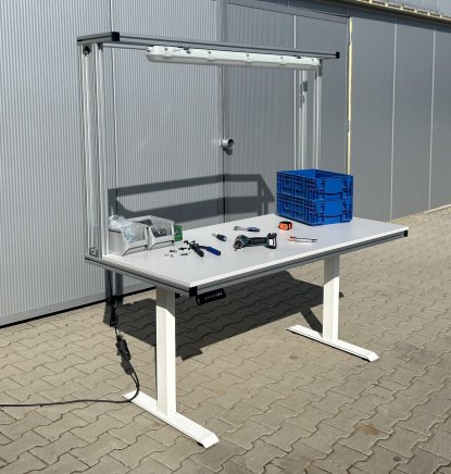 Stół z elektryczną regulacją wysokości wykonany z profili aluminiowych - 2