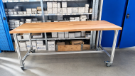 Mobilny stół roboczy z profili aluminiowych, szerokość 2000 mm - 5
