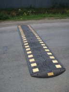 Materiał łączący do uniwersalnych progów zwalniających