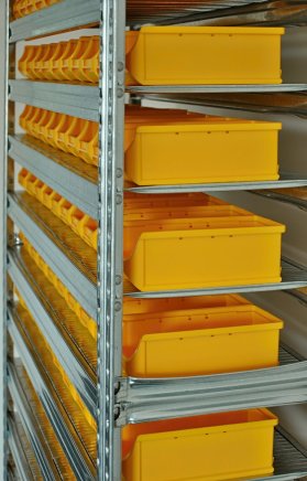 Bezśrubowy regał półkowy 1972 x 1124 x 330 mm z plastikowymi pojemnikami 877851019 (różne warianty) - 3