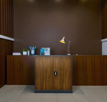 Szafka biurowa metalowa z półkami C01B antracyt / imitacja ciemnego drewna - 4