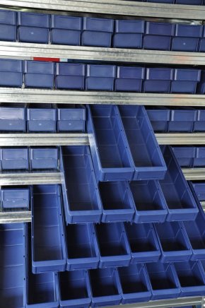 Bezśrubowy metalowy regał półkowy 1972 x 1124 x 610 mm ze skrzynkami 100 x 115 x 600 mm - 88 szt - 3