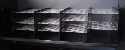 Półki do szaf roletowych ET410 z otworami na przegródki